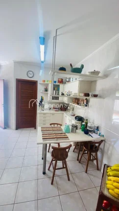 Imagem Casa rústica no San Conrado, com varanda e lindo jardim frontal. 
Terreno amplo de 764 m², com gra...