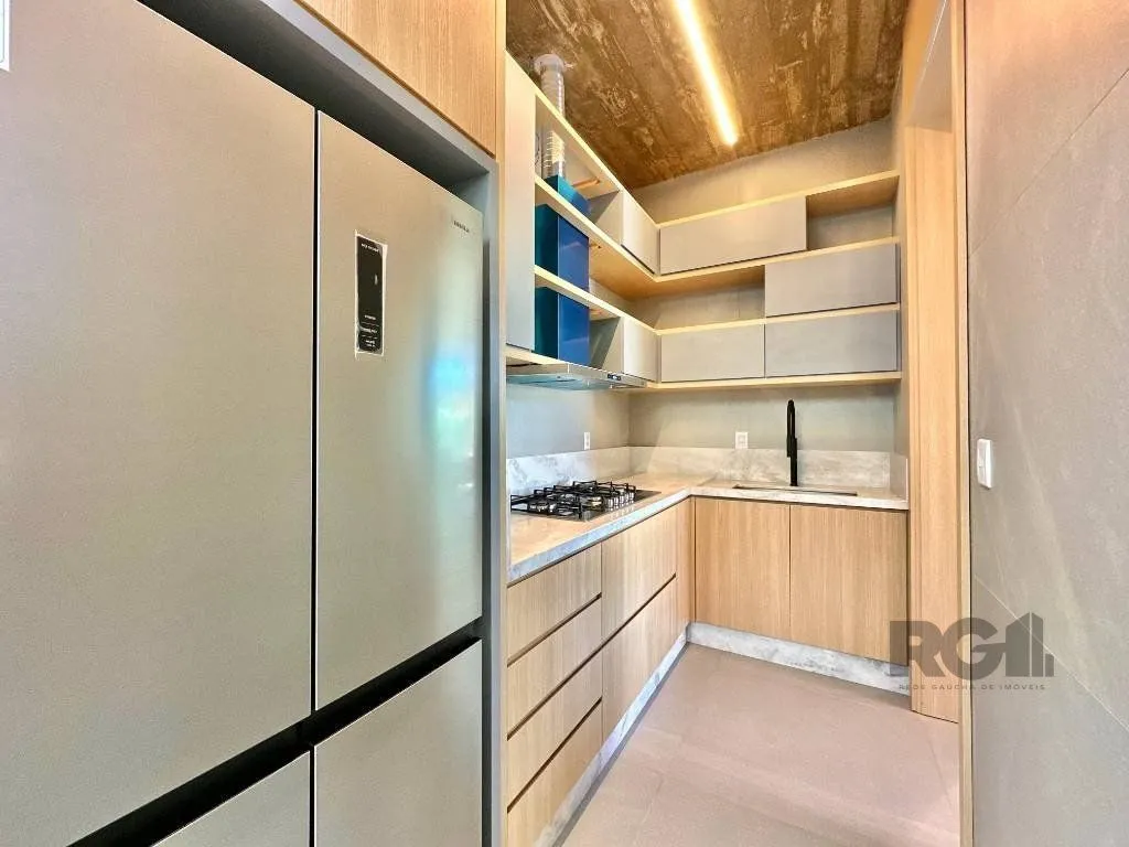 Imagem sobrado de luxo está à venda em um exclusivo condomínio à beira-mar