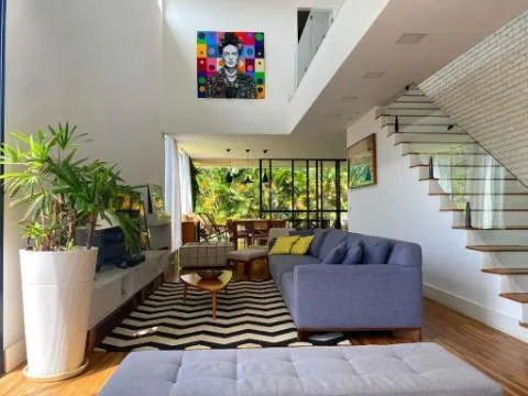 Imagem VENDA E LOCAÇÃO DE CASA NO CONDOMÍNIO REAL PARK, EM ARUJÁ/SP, 390m² com 3 suítes, piscina aquecida, 04 salas e garagem para 04 autos. CONSULTE-NOS