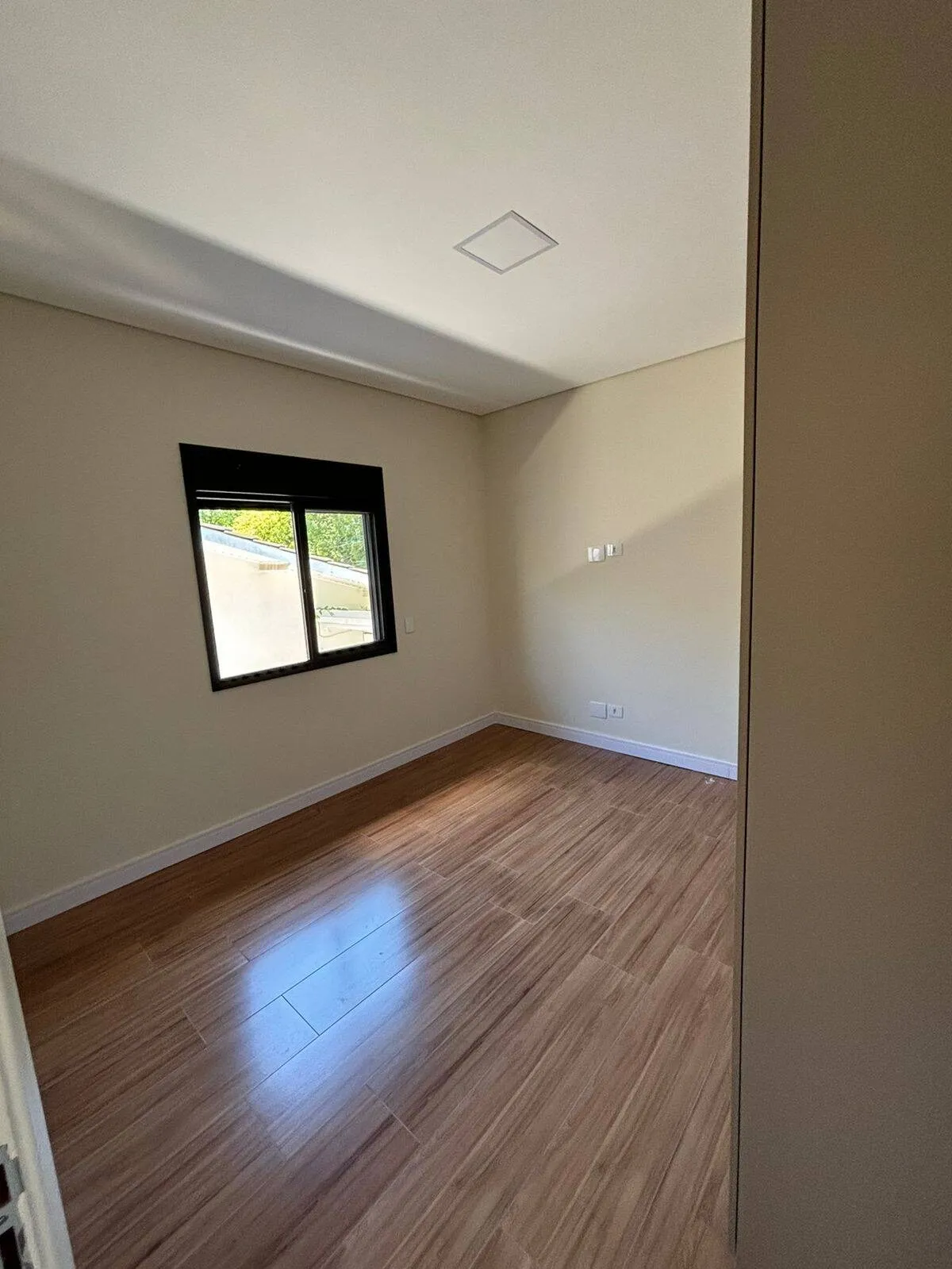Imagem Casa Nova Planejada em Alphaville - 4 Dormitórios, 2 Suítes, Área de Lazer Completa e 4 Vagas