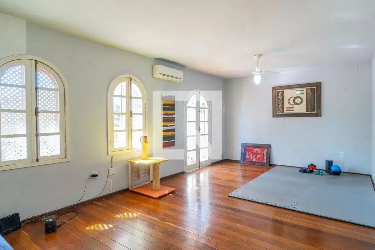 Imagem Casa á venda com 3 dormitórios no bairro Ipanema em Porto Alegre