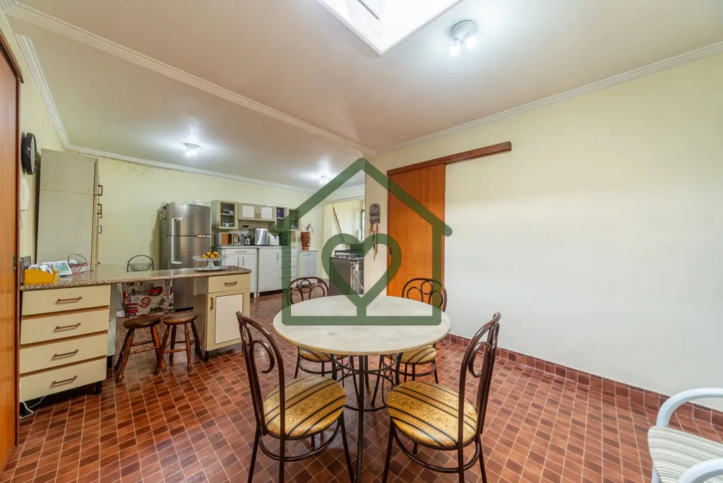 Imagem Casa Residencial com 3 pavimentos no bairro Sarandi com 290m² distribuída da seguinte maneira: 2 l...