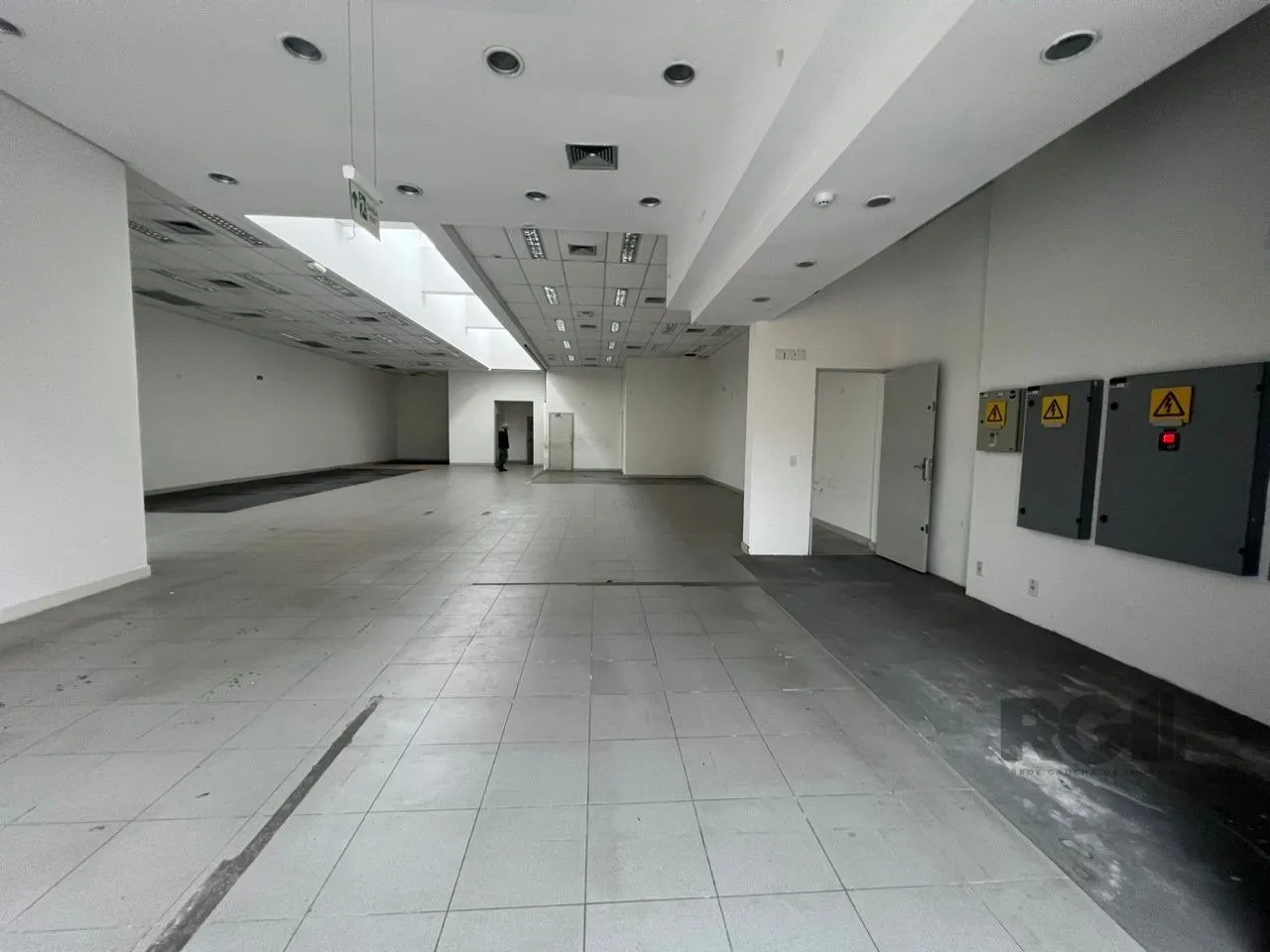 Imagem Loja para Venda - 450m², 0 dormitórios, 1 vaga - Petrópolis