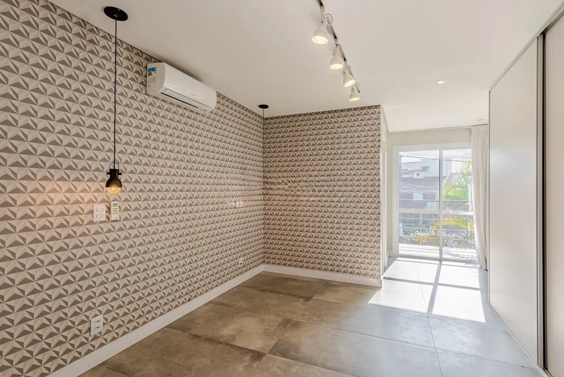Imagem Casa em condomínio com piscina e salão privativo na Vila Nova