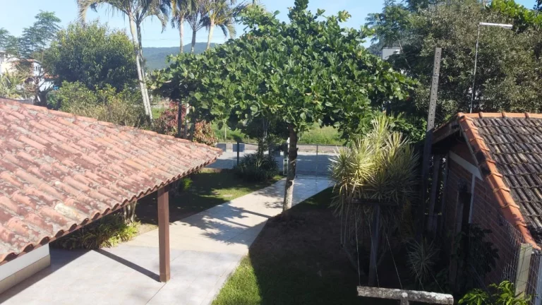 Imagem Casa espaçosa no centro de Garopaba-SC: 4 quartos, 3 salas e localização privilegiada!