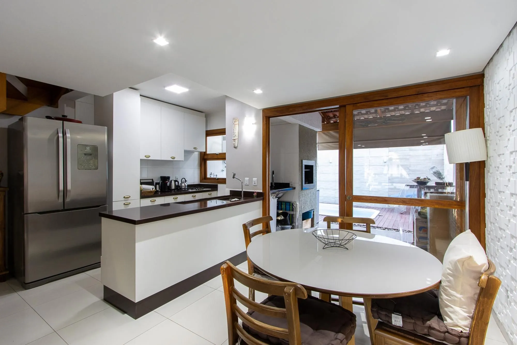Imagem Casa de condomínio, 3 quartos, 1 suíte, piscina e 2 vagas de garagem;