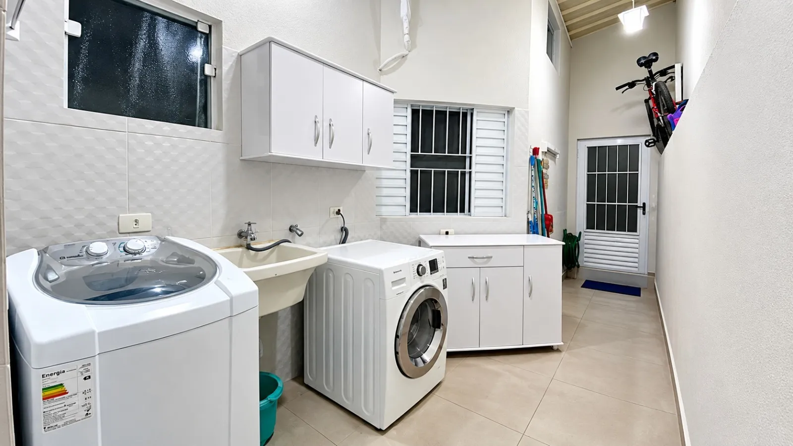 Imagem Casa térrea com energia solar, 3 dormitórios e ar-condicionado em todos os ambientes no Horto Florestal II