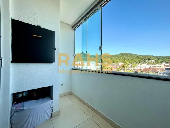 Imagem Ótimo apartamento semi mobiliado localizado no bairro Saguaçu, no inicio da Carlos Benack, próxim...