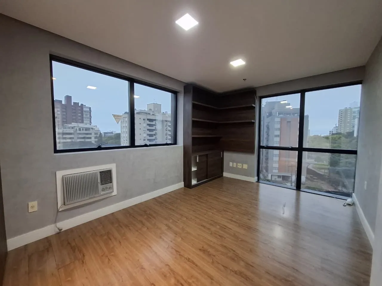 Imagem Sala comercial à venda em Porto Alegre, Auxiliadora, 35.56m2