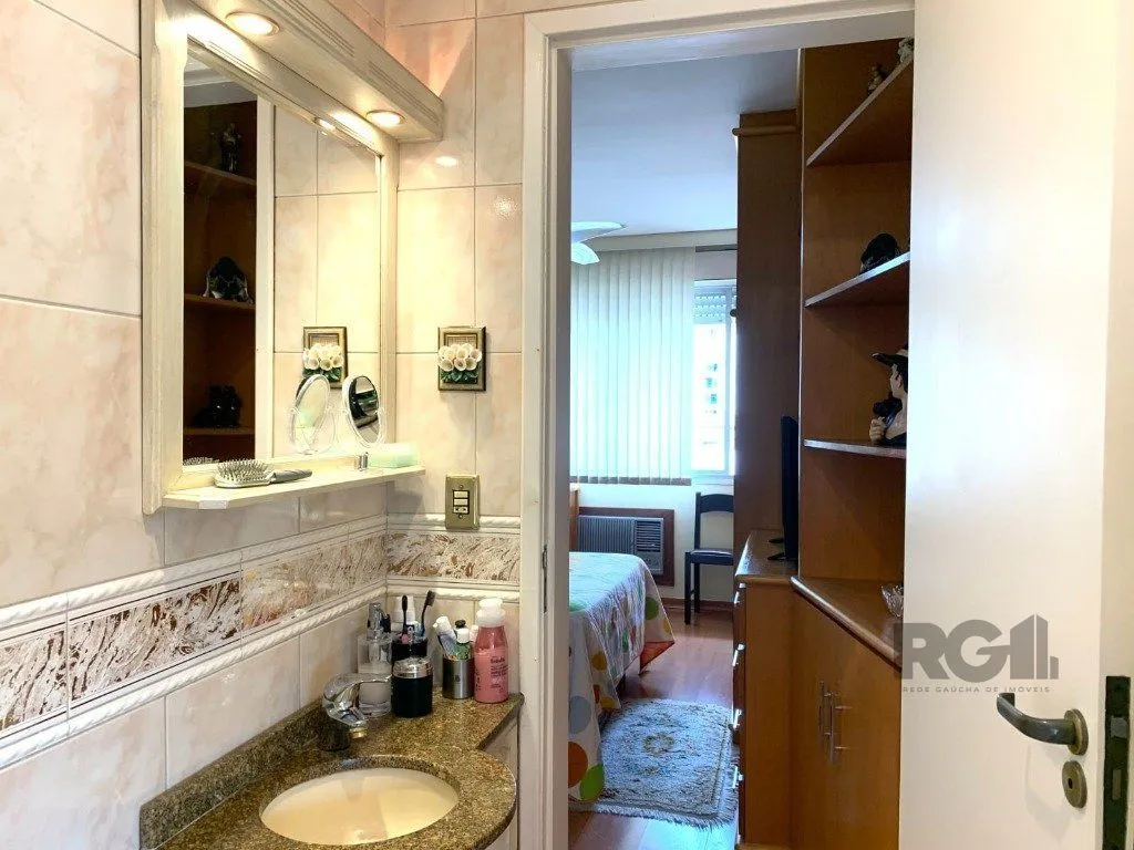 Imagem apartamento de 3 dormitórios , transformado em 2 com fácil reversão, Living para dois ambientes, com sacada fechada.