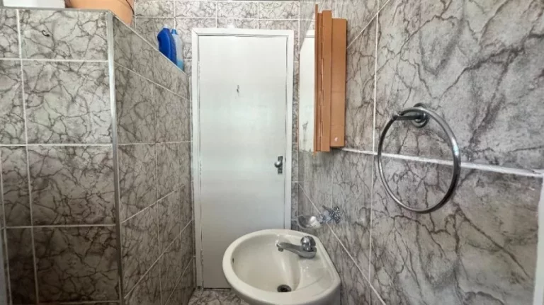 Imagem "Apartamento mobiliado com uma sala ampla, ideal para quem busca conforto e praticidade. Excelente localização e uma linda decoração. Agende sua visita!"