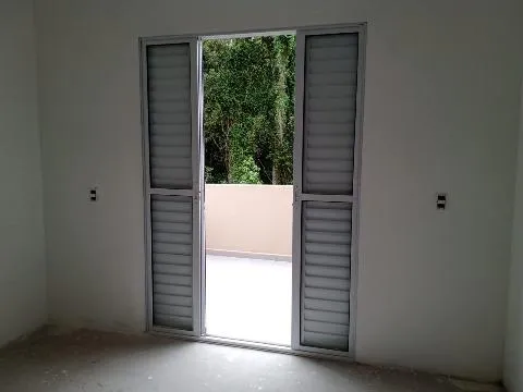 Imagem VENDA DE CASA NO CENTER VILLE, EM ARUJÁ/SP, 257m² com 3 dormitórios, suíte com varanda, sala de estar, cozinha, lavanderia e 01 vaga. CONSULTE-NOS.