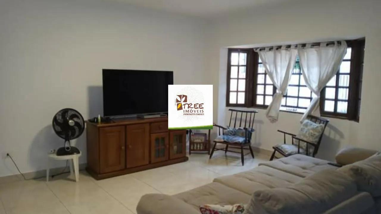 Imagem VENDA DE SOBRADO NO CENTER VILLE, EM ARUJÁ/SP, 235m² com 3 suítes, varanda com vista pra cidade, piso inferior com 4 cômodos e 2 vagas. CONSULTE-NOS.