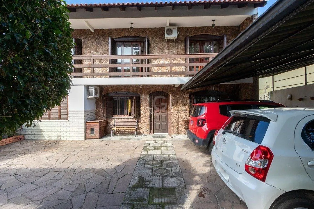 Imagem Casa para Venda - 300m², 5 dormitórios, 2 vagas - Cavalhada
