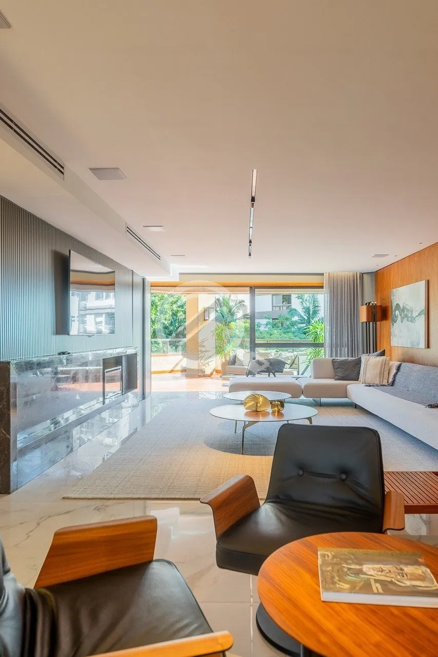 Imagem Apartamento com 405 m² de área privativa, 4 suítes transformadas em 3, TOTALMENTE REFORMADO, com ...