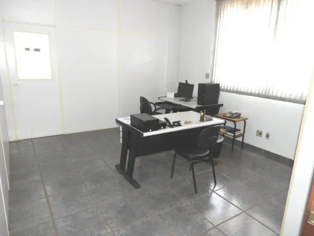 Imagem Imóvel Industrial com 2 Galpões