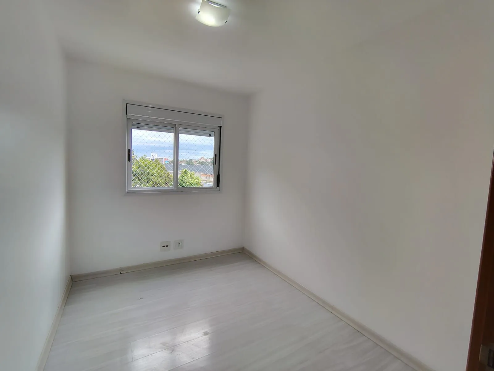Imagem Apartamento de 2 dormitórios, living, cozinha planejada, área de serviço, banheiro social e 1 vaga de garagem escriturada.