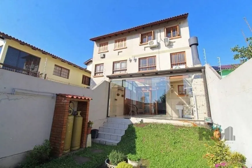 Imagem Ampla casa de 175 m² com 3 dormitórios e 3 vagas de garagem