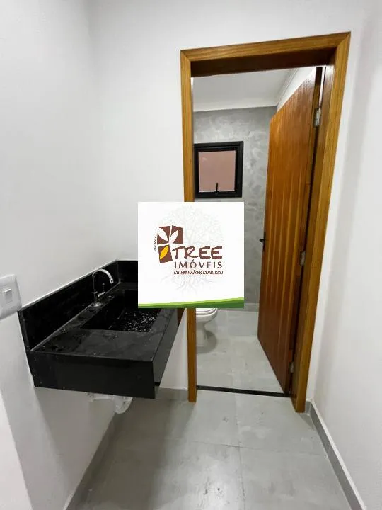 Imagem VENDA DE SOBRADO NO ARUJAMÉRICA, EM ARUJÁ/SP, 150m² com 3 quartos, suíte, sacada, sala ampla, copa, quintal, churrasqueira e 3 vagas. CONSULTE-NOS.