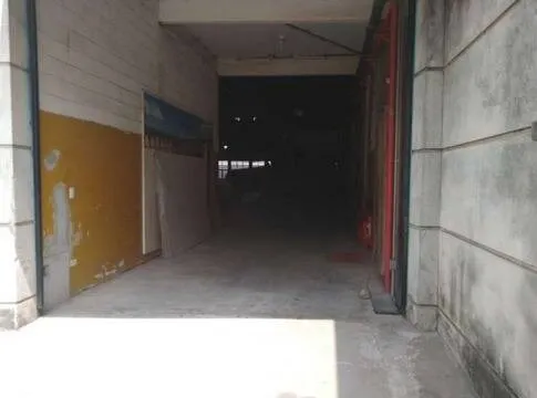 Imagem Galpão Comercial e Industrial em Carapicuíba, Vila Sul Americana - 2.200m² com Mezanino e Entrada para Caminhão
