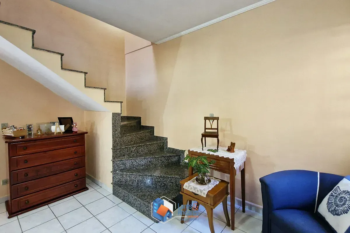 Imagem Sobrado para venda em Parada Inglesa com 6 quartos, sendo 2 suítes, 150m²