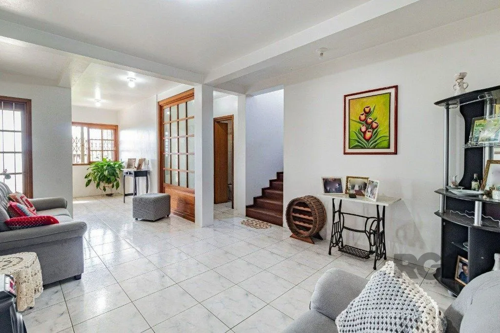 Imagem Casa com 267m², 3 dormitórios, 1 vaga no bairro Tristeza