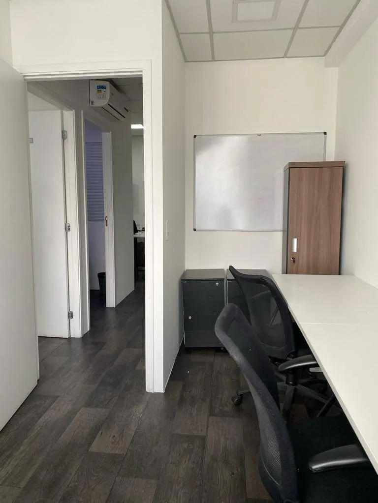 Imagem Sala Comercial Planejada e Mobiliada no Centro de Alphaville - 49m², 1 Vaga de Garagem