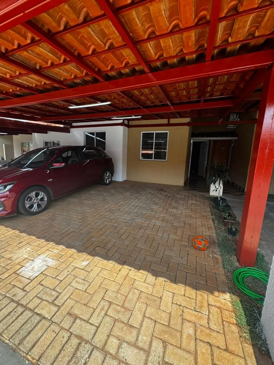 Imagem Casa térrea em condomínio. 2 quartos com 2 vagas.