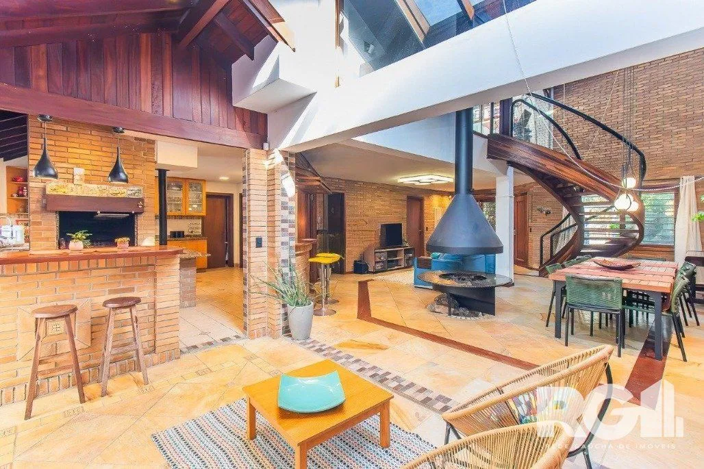 Imagem Casa espaçosa com 3 dormitórios, pátio com piscina e 4 vagas