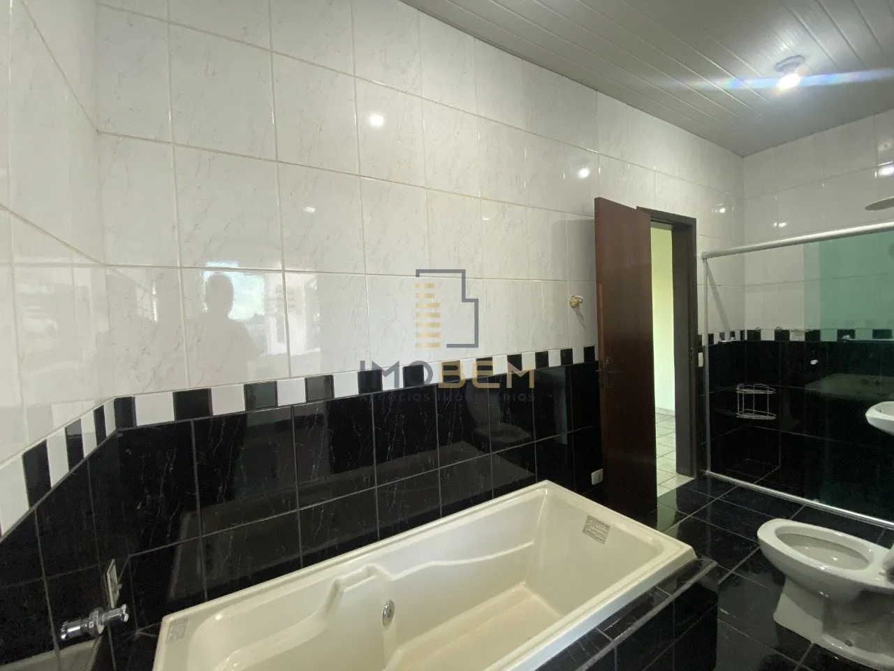 Imagem Excelente espaço de coworking disponível para alugar no Setor Comercial de Sinop. 

Com uma área ...