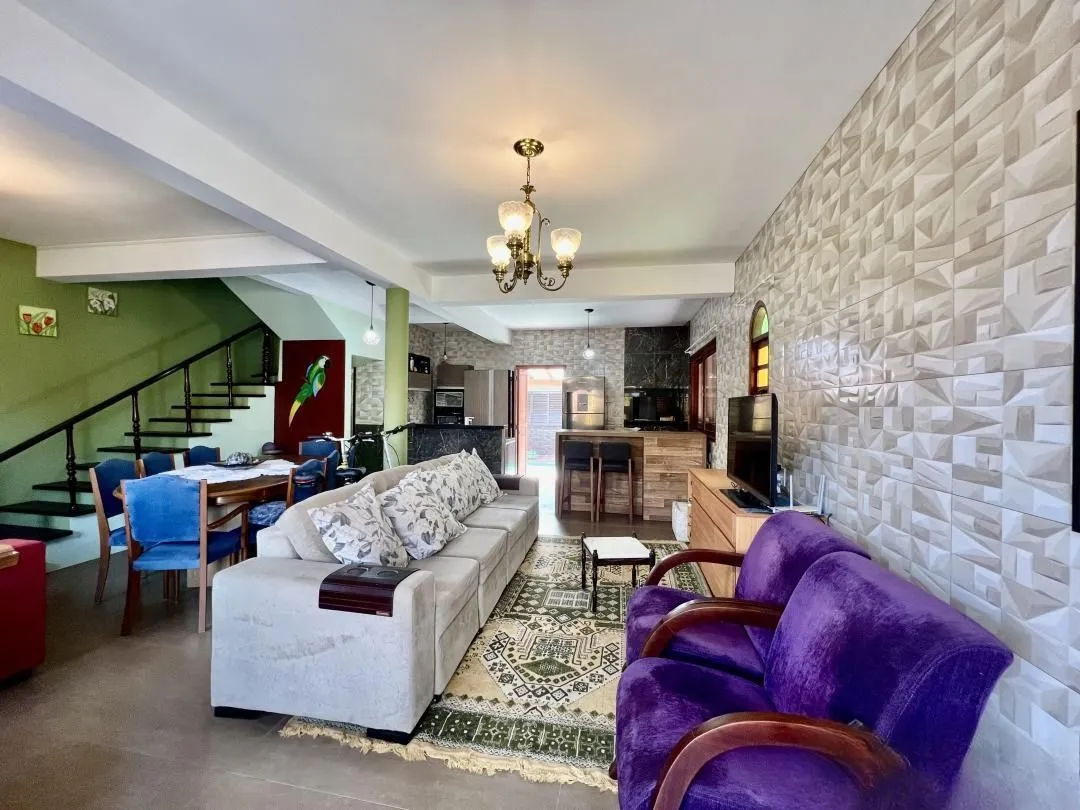 Imagem Casa ampla com pátio e 5 dormitórios, localizada no Centro de Imbé, a 200 metros do Mar.