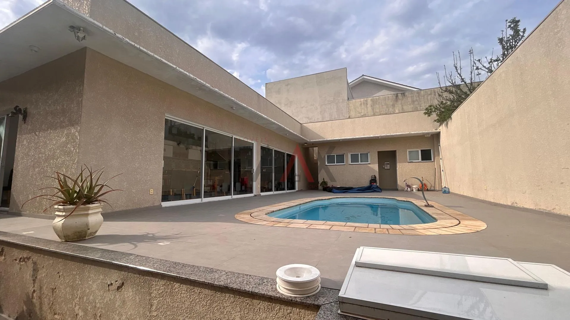 Imagem Sobrado com 4 dormitórios à venda,650.40 m , GUARAPUAVA - PR