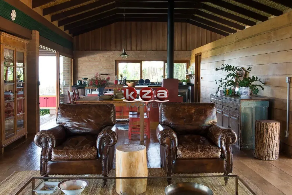 Imagem Imperdível Casa de Luxo com 4 Suítes e 15 Vagas de Garagem em Cunha-SP, Bairro Mato Escuro - 672m² de Pura Elegância!