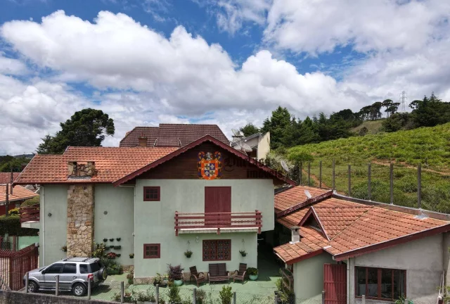 Imagem Sobrado com 4 dormitórios à venda, 259 m² por R$ 1.200.000,00 - Jardim Guararema - Campos do Jordão/SP