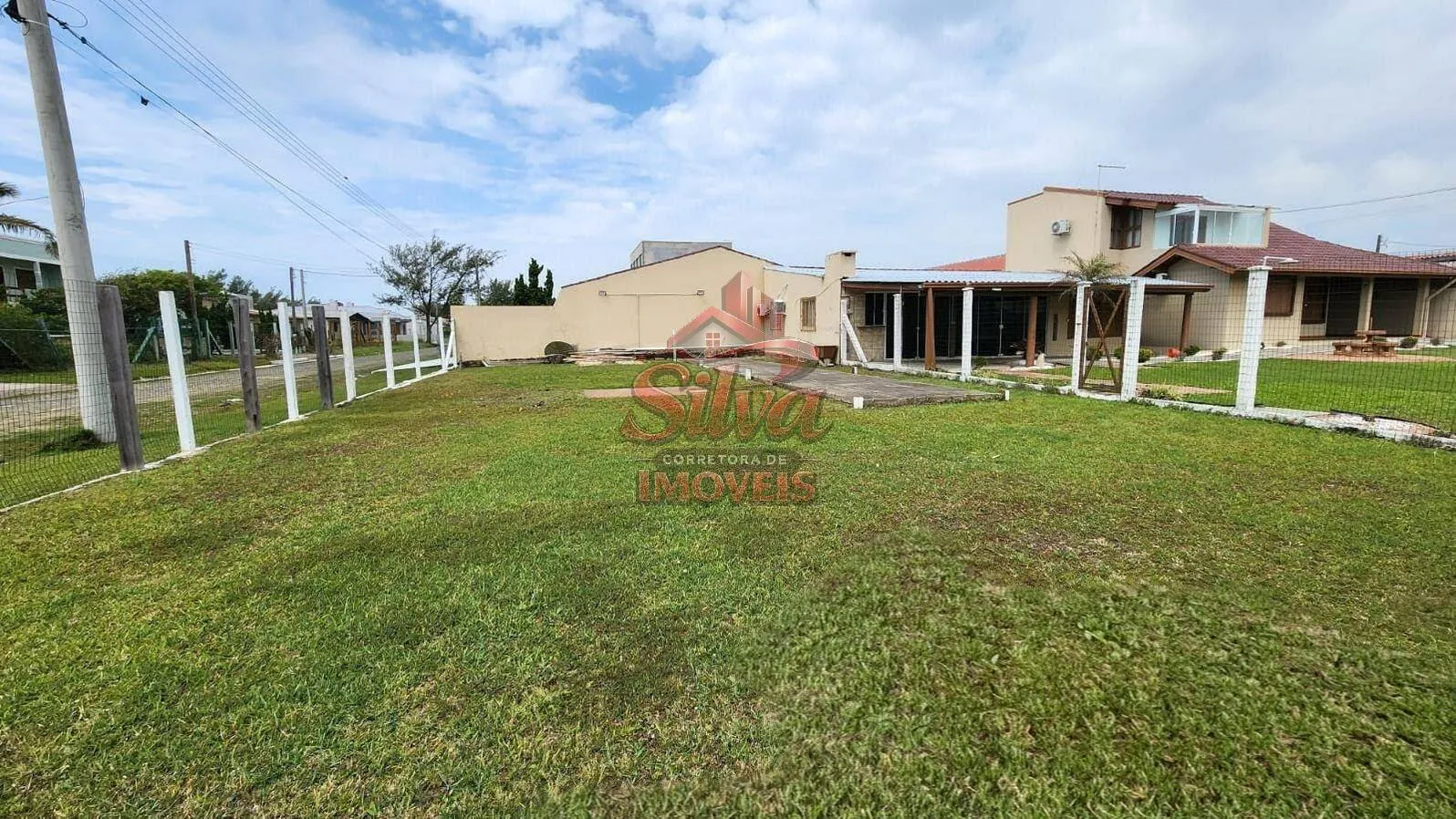 Imagem T822 | Terreno de esquina 325m² à venda a 75m do mar no Mariluz