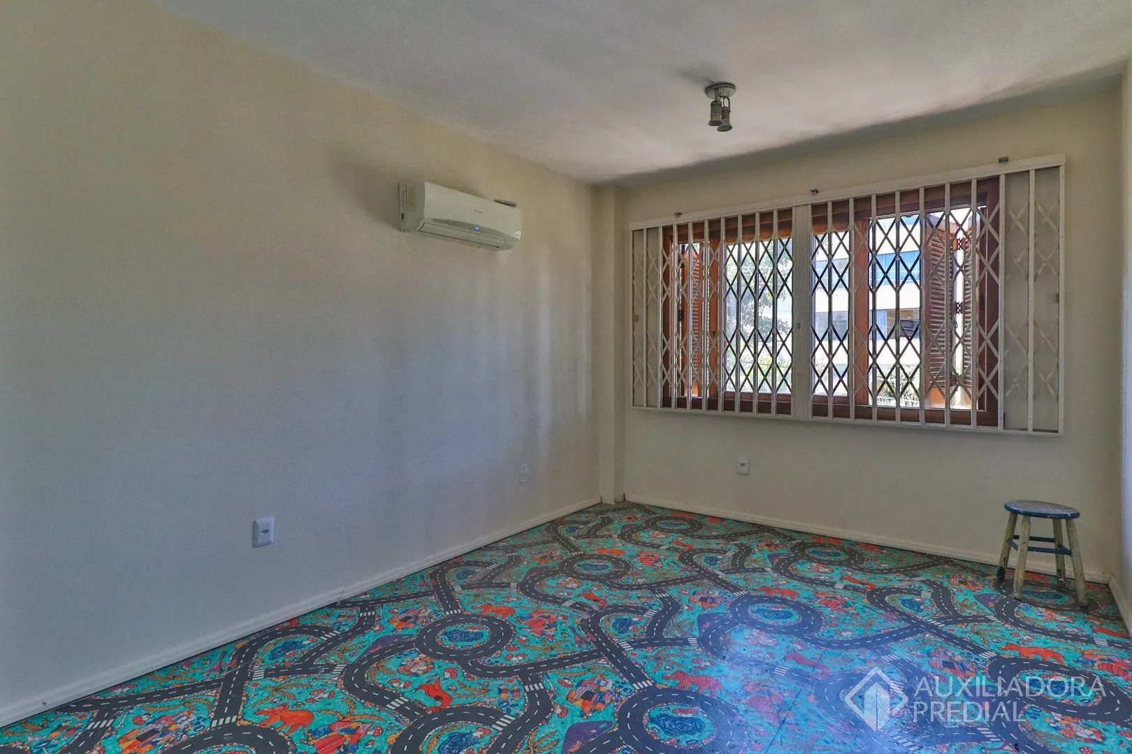 Imagem Excelente casa com 5 dormitórios no bairro Cristal