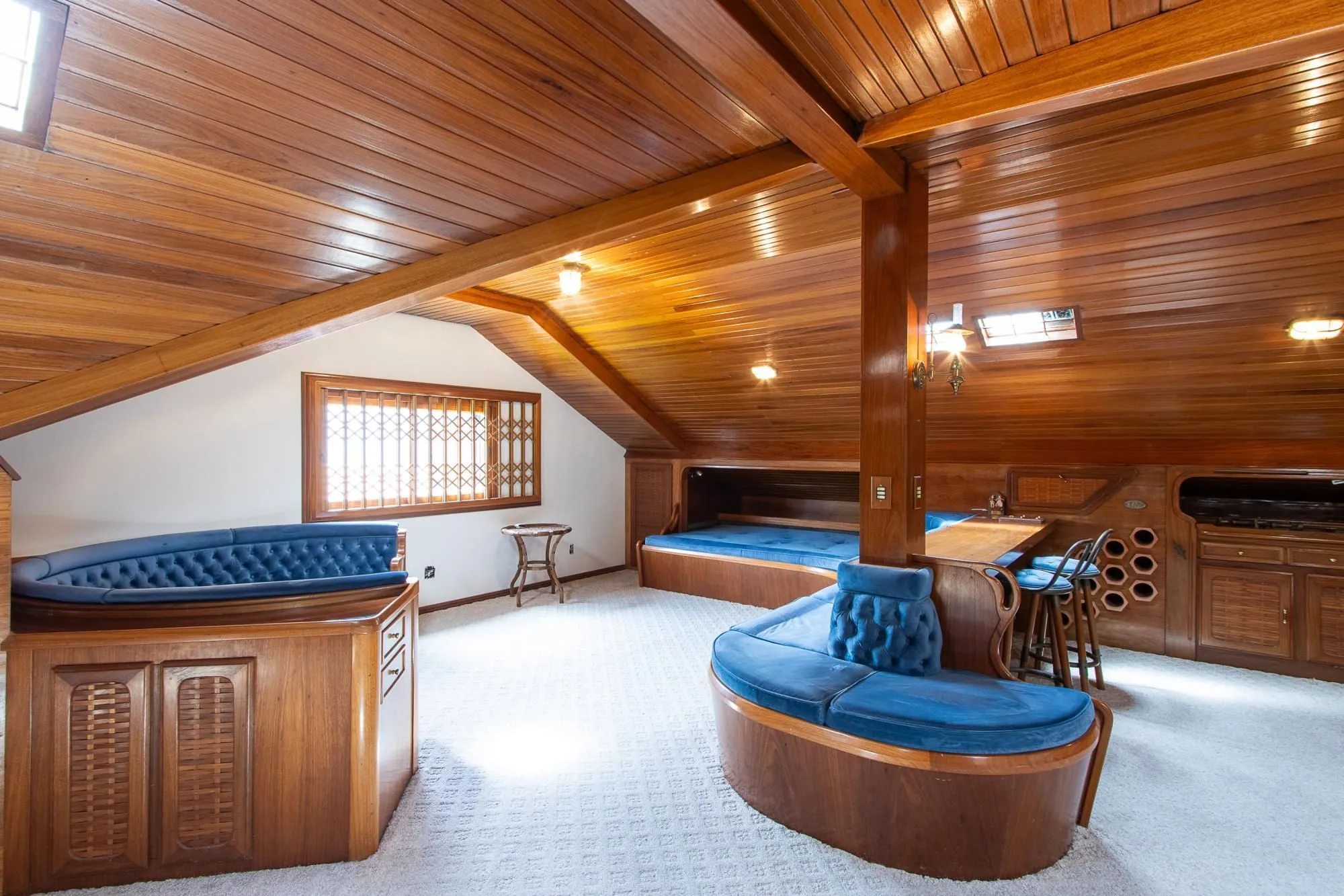 Imagem Casa com 2 dormitórios 3 banheiros. lareira e churrasqueira, e com arquitetura moderna.