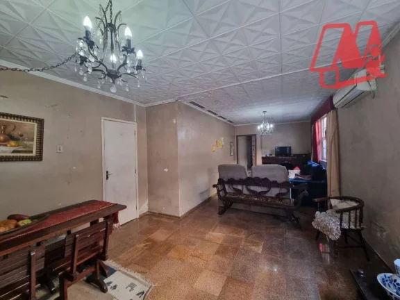 Imagem Casa com 5 dormitórios e pátio próximo à Redenção