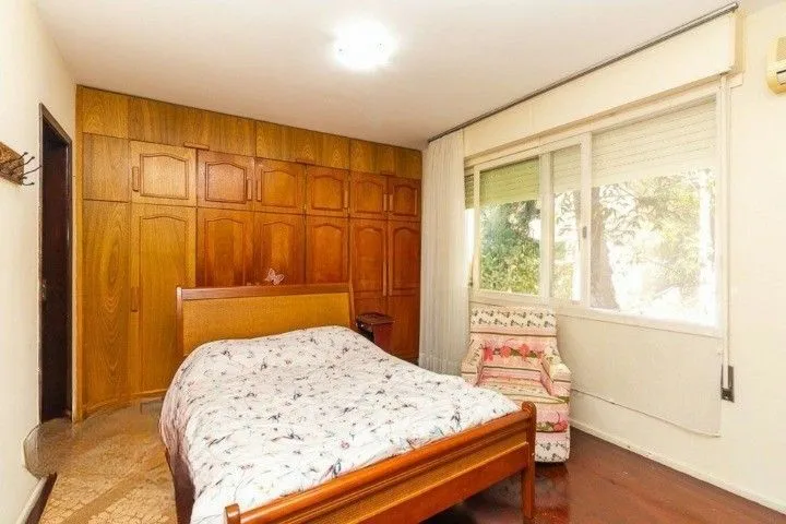 Imagem Formidável apartamento com 3 dormitórios (2 deles são suíte), peças amplas e bem iluminadas, banheiro auxiliar e cozinha com área de serviço separada. Dispõe de uma vaga de garagem coberta. Edifício com elevador e sistema de segurança por câmeras.