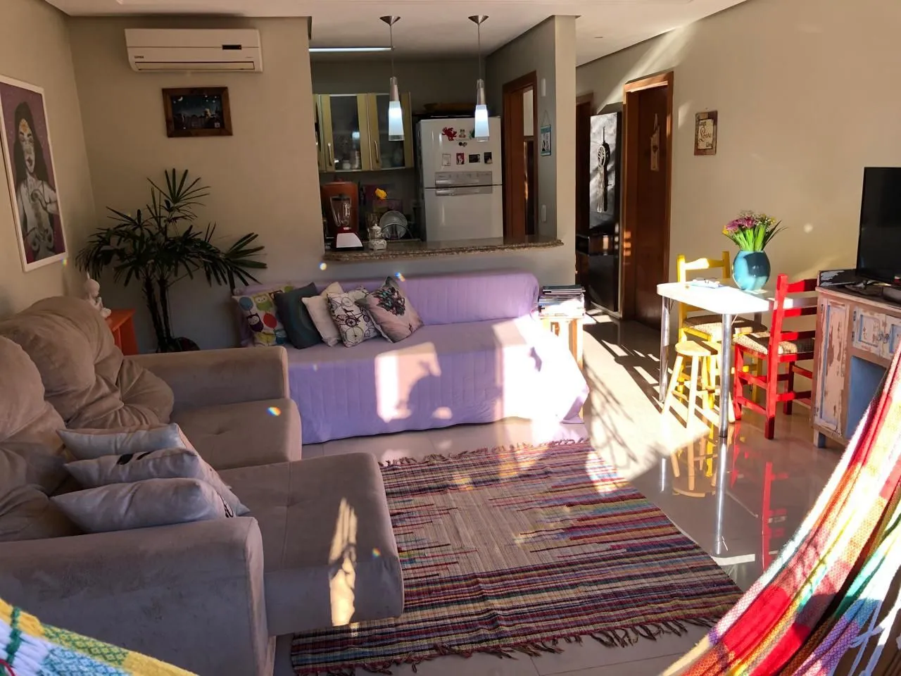 Imagem Um dormitório com lareira e churrasqueira