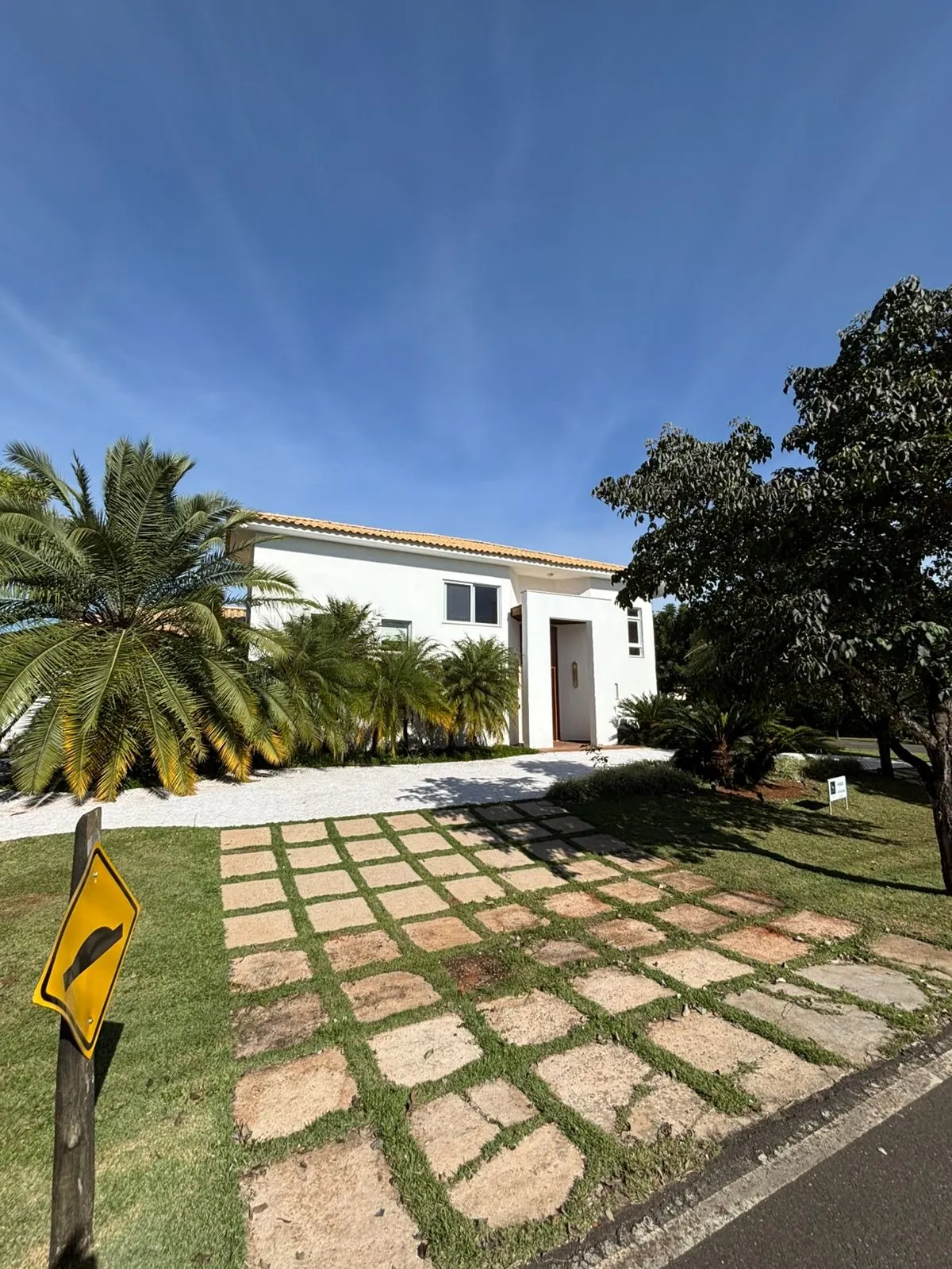 Imagem Casa de alto padrão à venda no Lago Azul Golf Club, com 4 suítes, piscina aquecida e 640 m² construídos