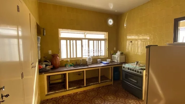 Imagem Casa com 6 dormitórios no bairro Fabrício em Uberaba