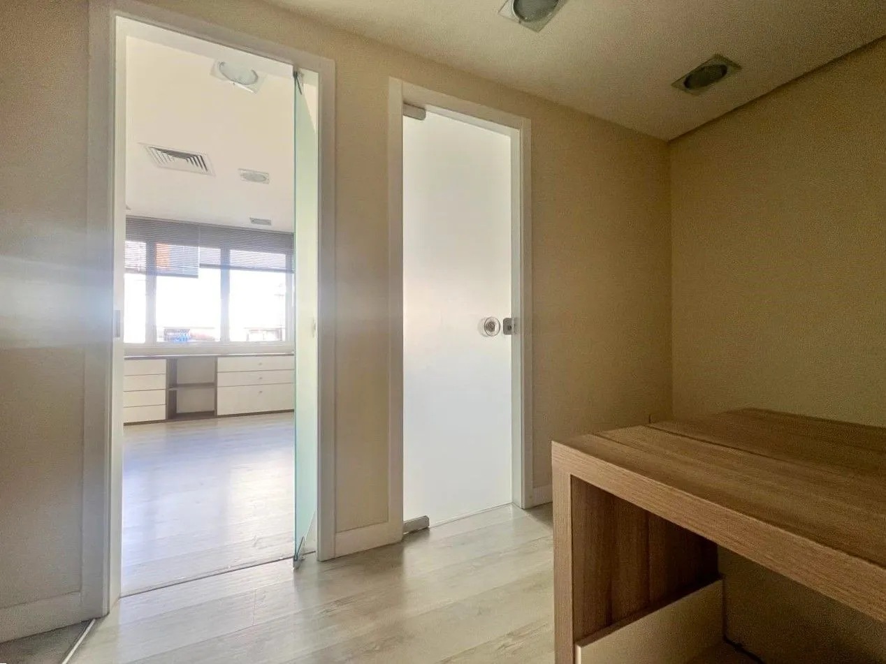 Imagem SALA COMERCIAL SEMIMOBILIADA COM VAGA, PARA VENDA OU LOCAÇÃO NO BAIRRO CENTRO HOSTÓRICO!