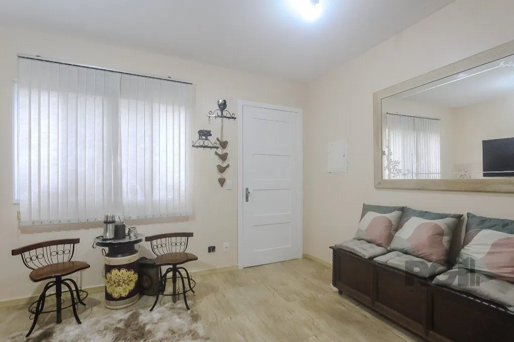 Imagem Casa em condomínio, 77m², 2 dormitórios e 2 vagas no bairro Humaitá