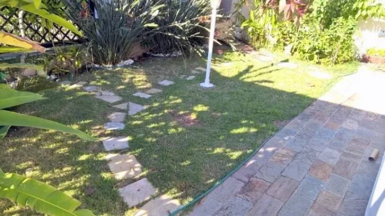 Imagem LINDA CASA EM DOIS LOTES COM BELA PISCINA E PAISAGISMO
