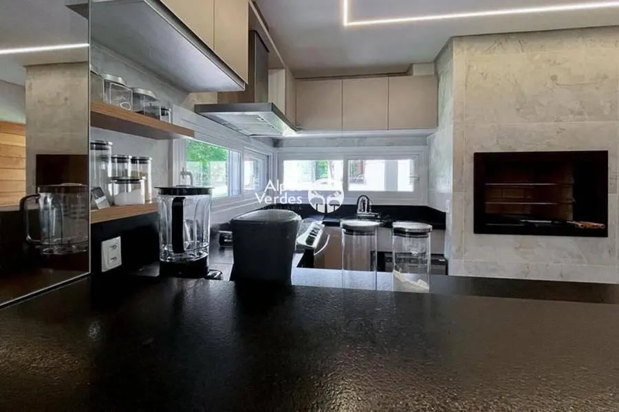 Imagem Vende-se Casa em Condominio com 3 suites a 5 minutos da Rua Coberta