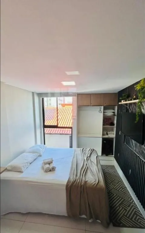 Imagem Flat mobiliado a 250 m do mar, pronto para locação por temporada, com piscina, elevador e condomínio fechado.