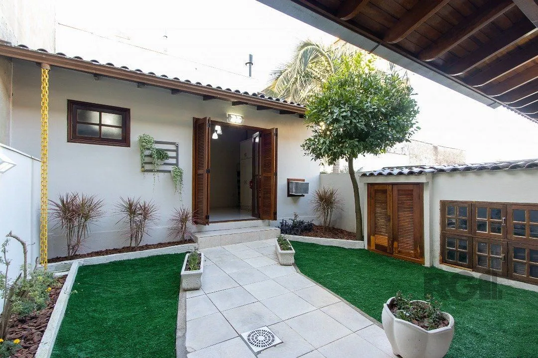 Imagem Casa para Venda - 300m², 5 dormitórios, sendo 1 suites, 4 vagas - Portal do Guarujá