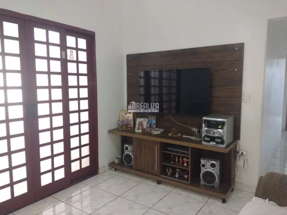 Imagem Casa à venda no bairro Conjunto Costa Telles I, Uberaba - 3 quartos e 4 vagas de garagem!