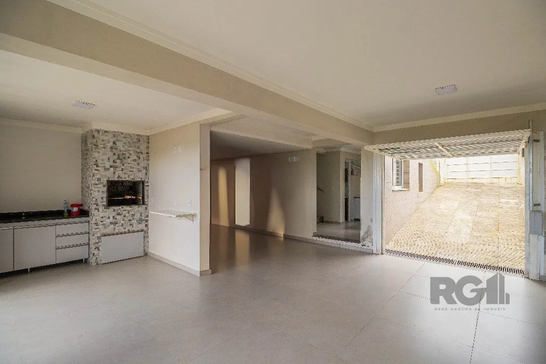 Imagem Sobrado, 185 metros quadrados privativo, com 3 quartos, 1 suíte, Living e cozinha integrados, lareira, churrasqueira, lavabo e 2 vagas de garagem. e 2 vagas de garagem